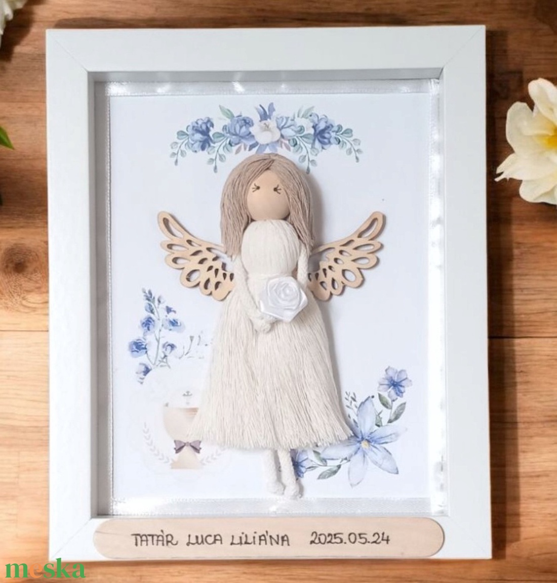 Személyre szabható elsőáldozási ajándék  makramé baba angyalszárnnyal 3D kép - otthon & életmód - dekoráció - kép & falikép - 3d képek - Meska.hu