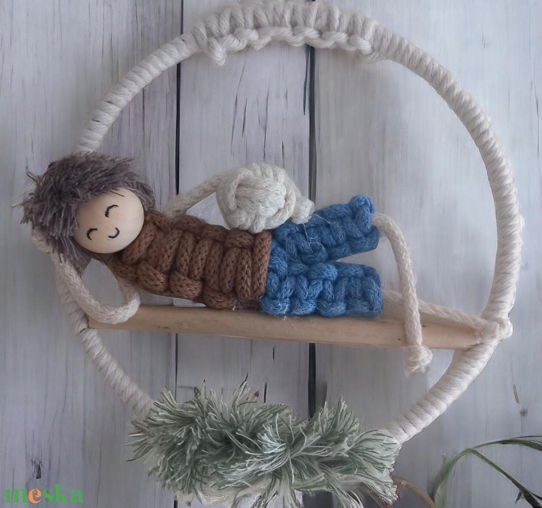 Fiús labdás falidísz  nyári hangulatban, makramé fonallal - otthon & életmód - dekoráció - fali és függő dekoráció - falra akasztható dekor - Meska.hu