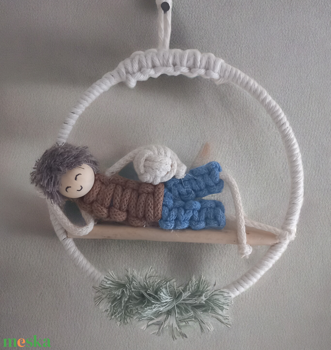 Fiús labdás falidísz  nyári hangulatban, makramé fonallal - otthon & életmód - dekoráció - fali és függő dekoráció - falra akasztható dekor - Meska.hu