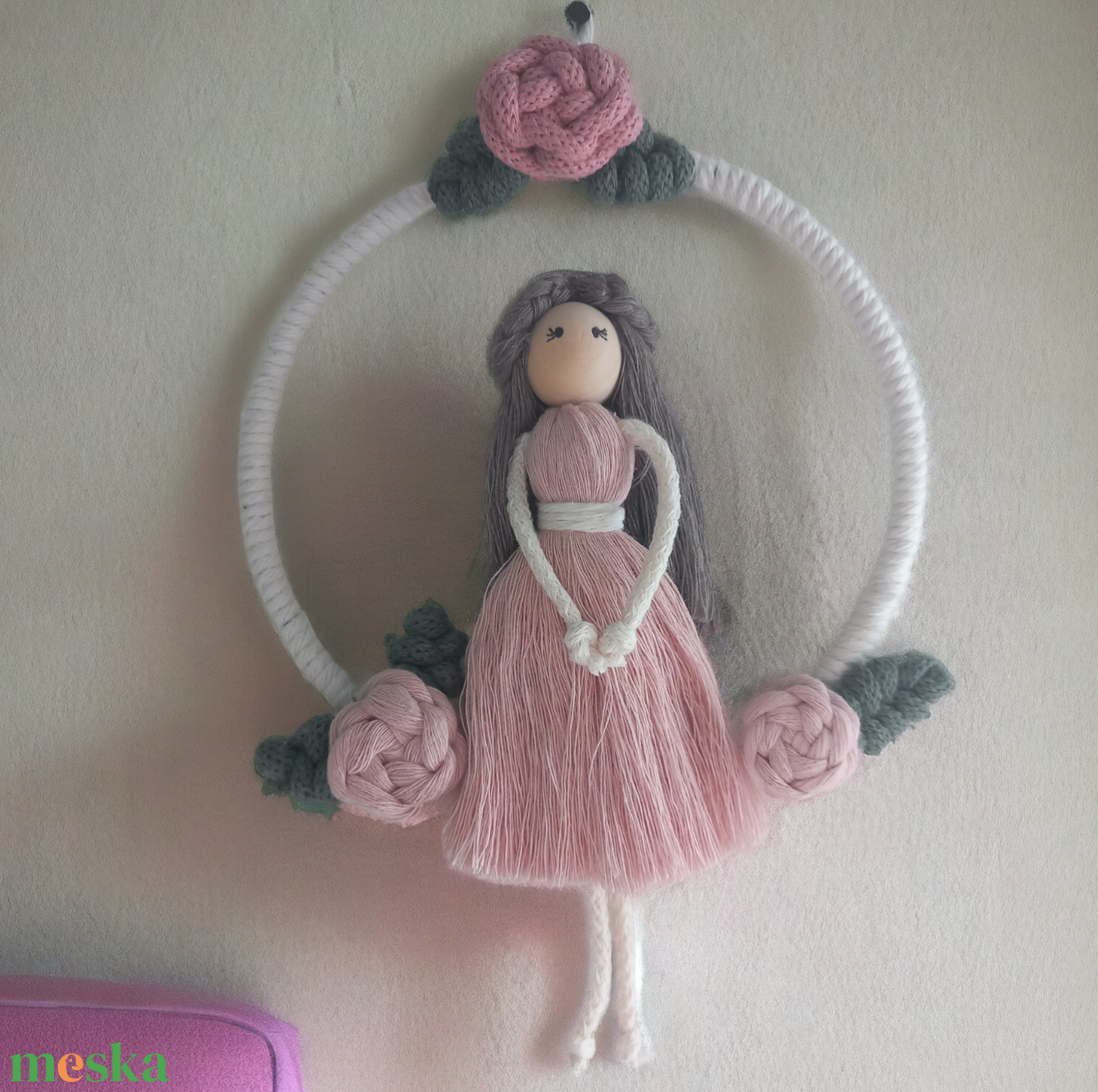 Rózsaszín ruhás makramébaba rózsákkal  természetes falidísz - otthon & életmód - dekoráció - fali és függő dekoráció - falra akasztható dekor - Meska.hu