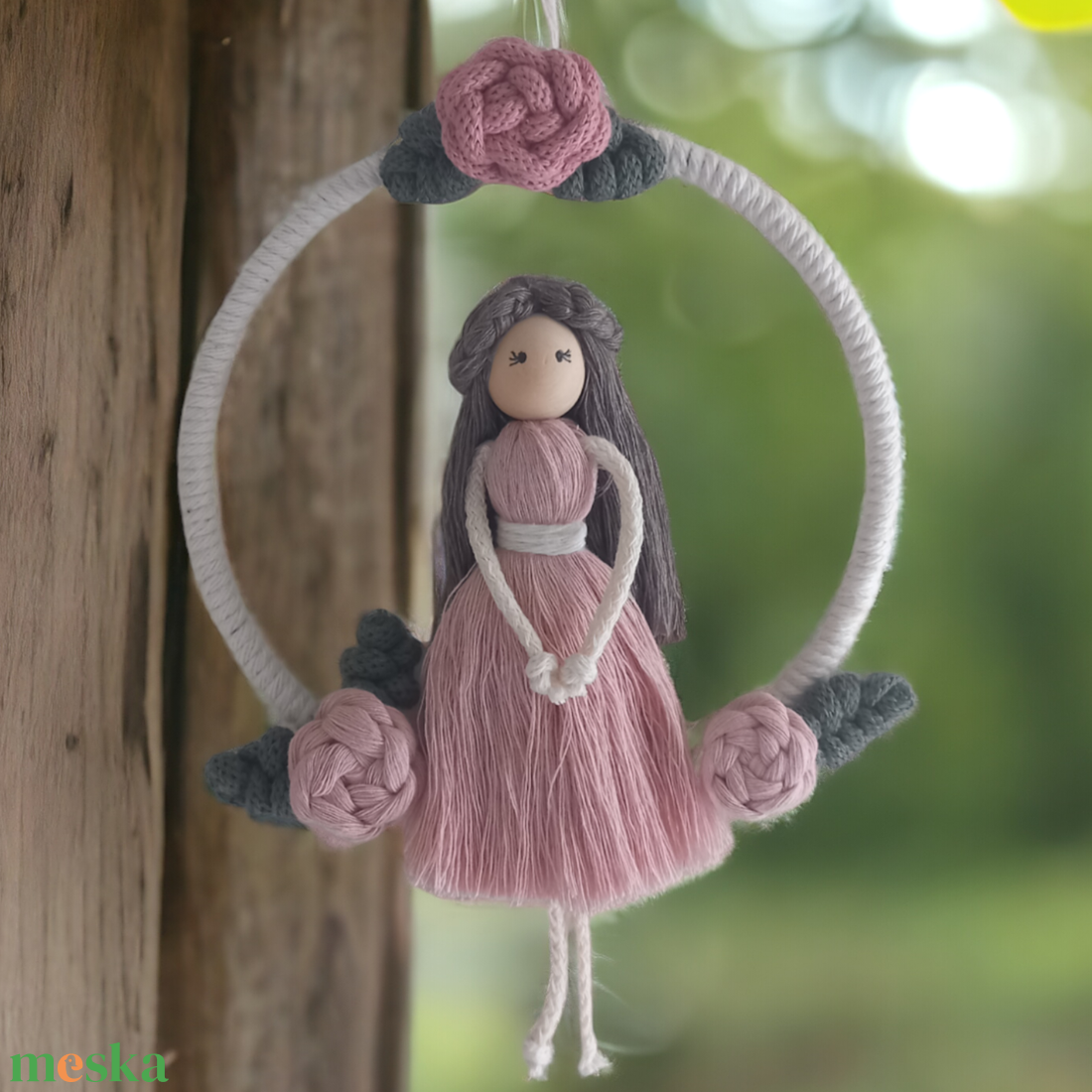 Rózsaszín ruhás makramébaba rózsákkal  természetes falidísz - otthon & életmód - dekoráció - fali és függő dekoráció - falra akasztható dekor - Meska.hu