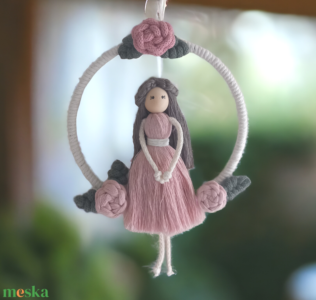 Rózsaszín ruhás makramébaba rózsákkal  természetes falidísz - otthon & életmód - dekoráció - fali és függő dekoráció - falra akasztható dekor - Meska.hu