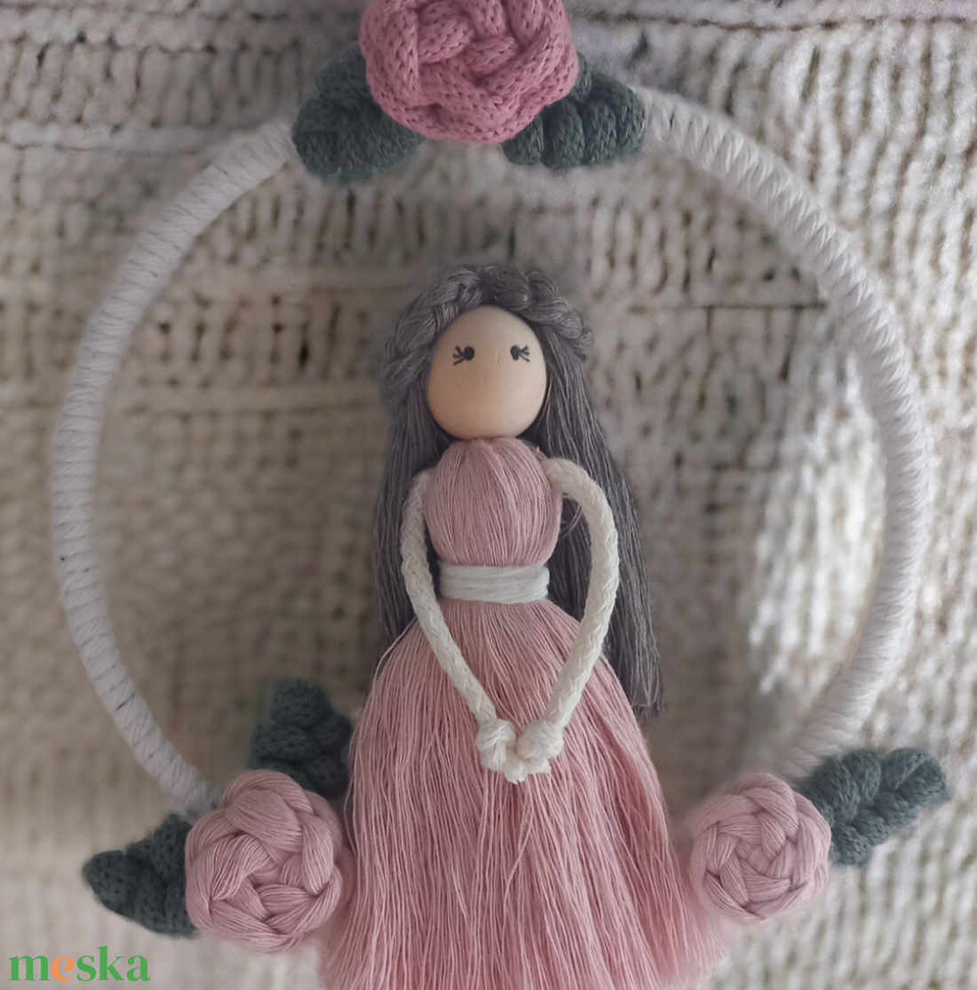 Rózsaszín ruhás makramébaba rózsákkal  természetes falidísz - otthon & életmód - dekoráció - fali és függő dekoráció - falra akasztható dekor - Meska.hu