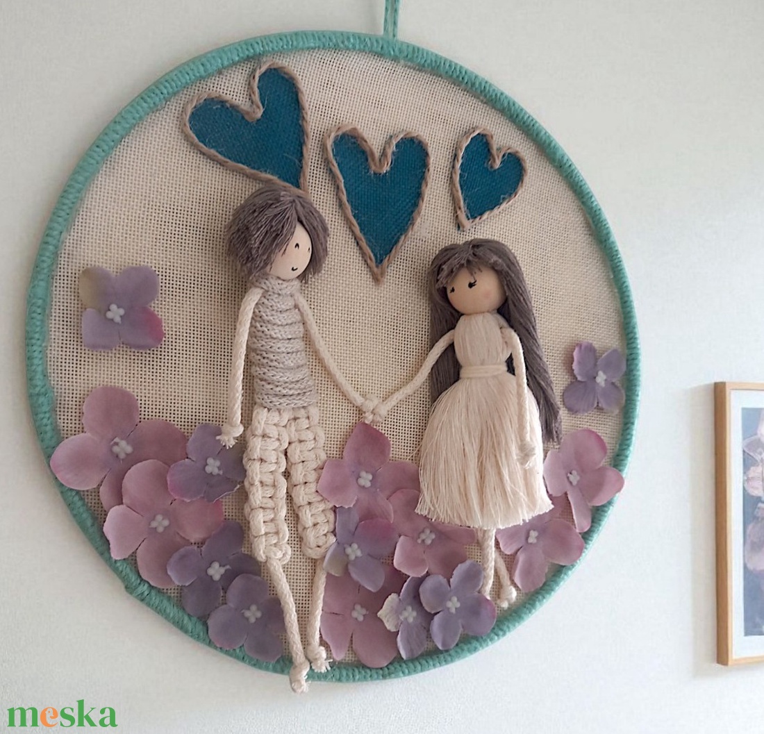 Szerelmes pár makramé falidísz  hortenzia virágokkal, személyre szabható - otthon & életmód - dekoráció - fali és függő dekoráció - falra akasztható dekor - Meska.hu Szerelmes pár makramé falidísz  hortenzia virágokkal, személyre szabható - otthon & életmód - dekoráció - fali és függő dekoráció - falra akasztható dekor - Meska.hu