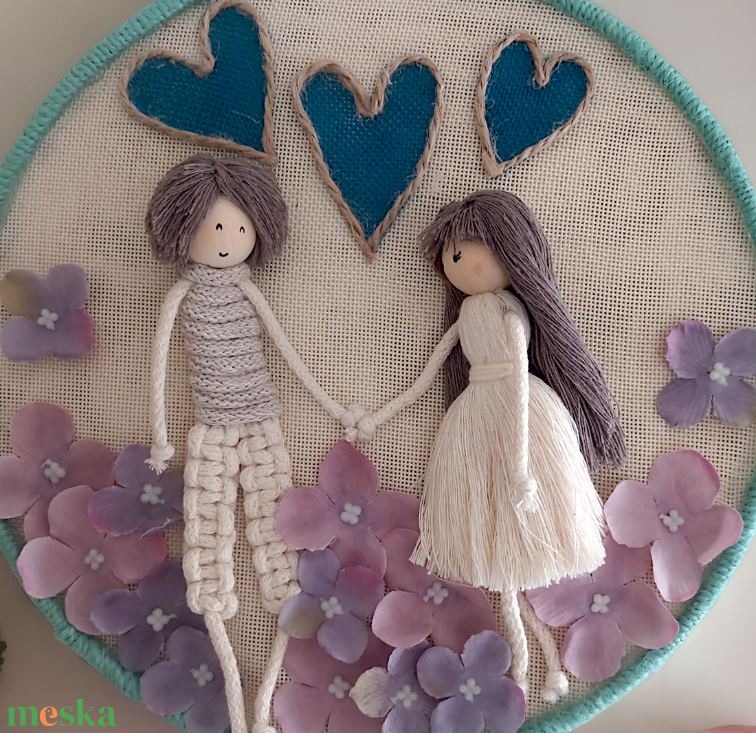 Szerelmes pár makramé falidísz  hortenzia virágokkal, személyre szabható - otthon & életmód - dekoráció - fali és függő dekoráció - falra akasztható dekor - Meska.hu Szerelmes pár makramé falidísz  hortenzia virágokkal, személyre szabható - otthon & életmód - dekoráció - fali és függő dekoráció - falra akasztható dekor - Meska.hu