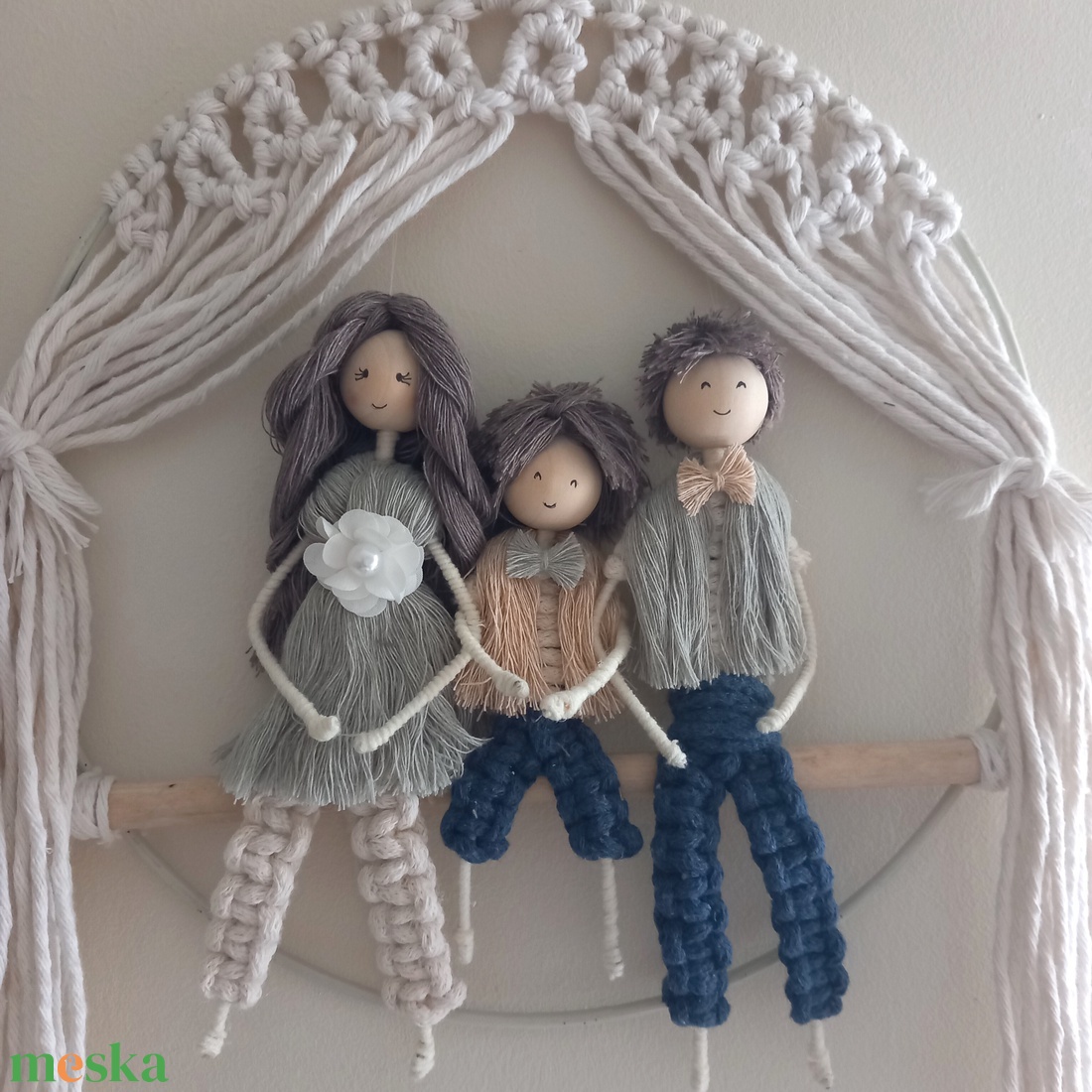 Személyre szabott Családi makramé portréfalidísz - otthon & életmód - dekoráció - fali és függő dekoráció - falra akasztható dekor - Meska.hu Személyre szabott Családi makramé portréfalidísz - otthon & életmód - dekoráció - fali és függő dekoráció - falra akasztható dekor - Meska.hu