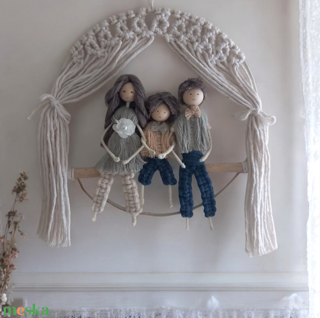 Személyre szabott Családi makramé portréfalidísz - otthon & életmód - dekoráció - fali és függő dekoráció - falra akasztható dekor - Meska.hu Személyre szabott Családi makramé portréfalidísz - otthon & életmód - dekoráció - fali és függő dekoráció - falra akasztható dekor - Meska.hu