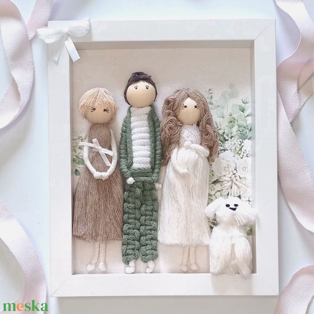 Makramé szülőköszöntő kép esküvőre, személyre szabhatószülőköszöntő ajándék személyreszabott figurákkal - esküvő - emlék & ajándék - szülőköszöntő ajándék - Meska.hu