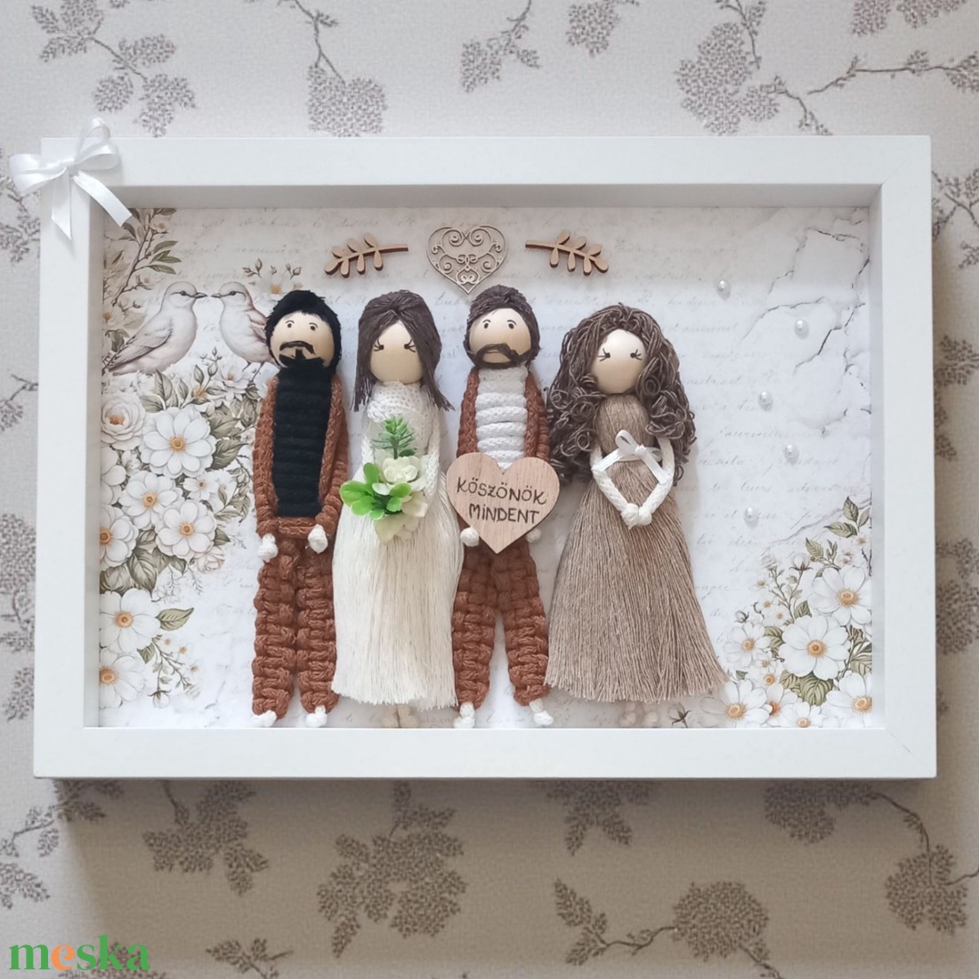 Szülőköszöntő - Személyre szabható 3D makramé kép, menyasszony/vőlegény és szülei figurákkal - esküvő - emlék & ajándék - szülőköszöntő ajándék - Meska.hu