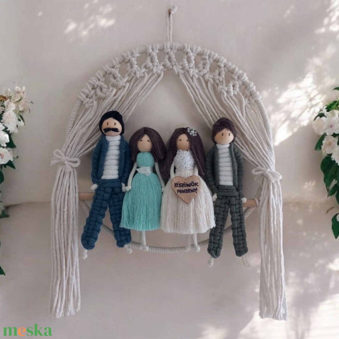 Szülőköszöntő falidísz esküvőre  személyre szabott figurák makramé függönnyel - esküvő - emlék & ajándék - szülőköszöntő ajándék - Meska.hu