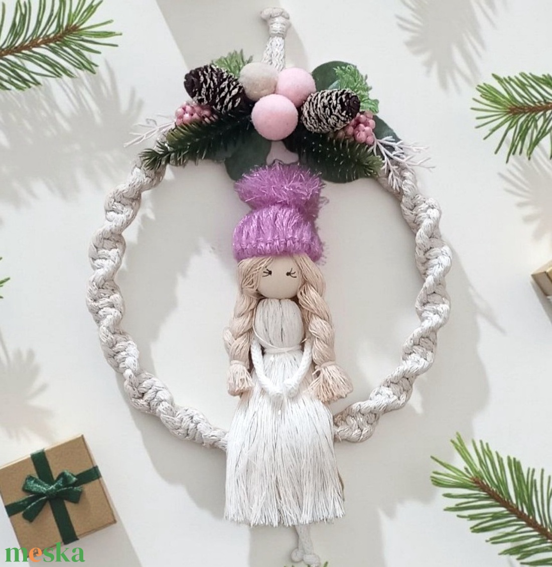 Lila sapkás makramé baba  karácsonyi falidísz aranyszálas ruhában - karácsony - karácsonyi lakásdekoráció - karácsonyi lakásdíszek - Meska.hu