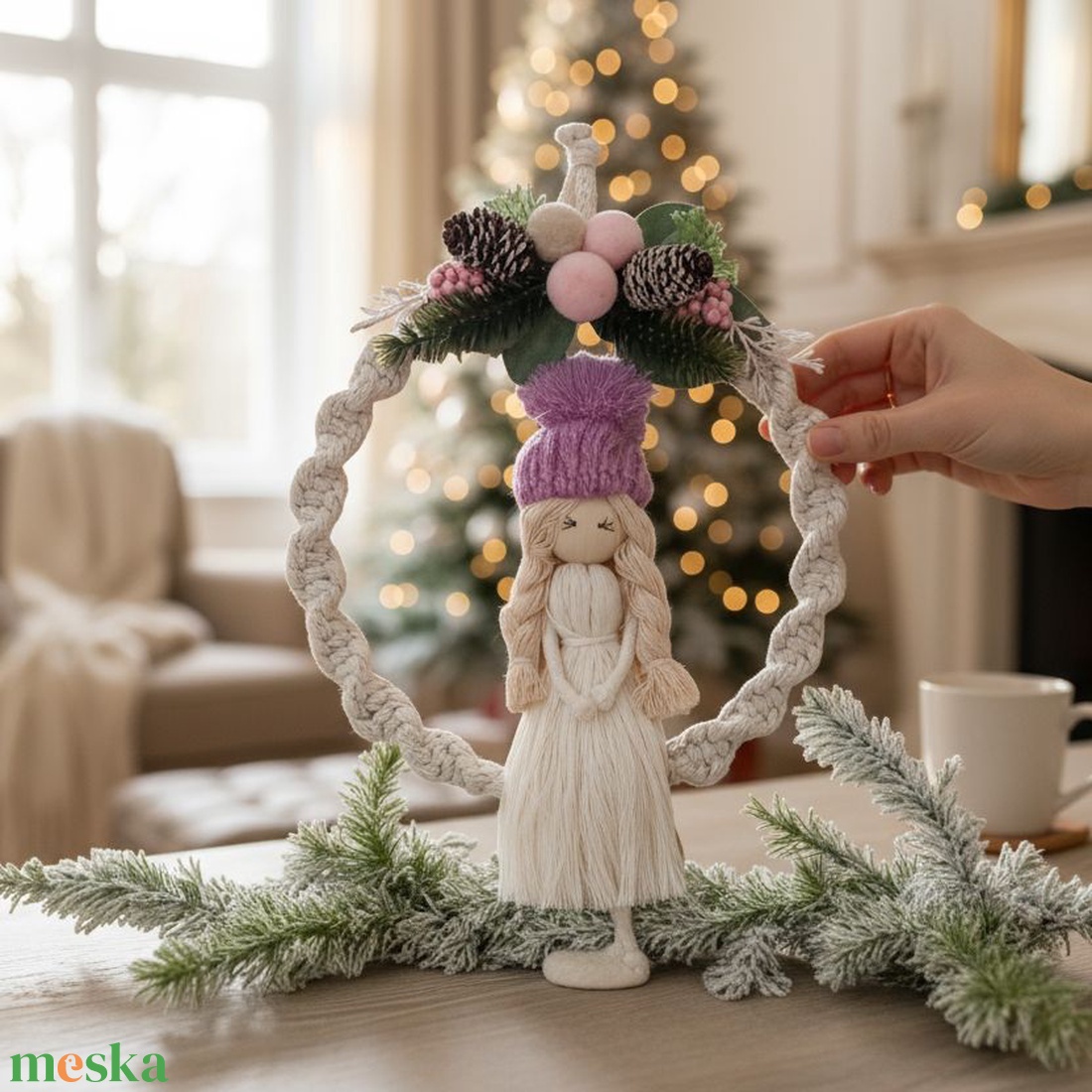 Lila sapkás makramé baba  karácsonyi falidísz aranyszálas ruhában - karácsony - karácsonyi lakásdekoráció - karácsonyi lakásdíszek - Meska.hu