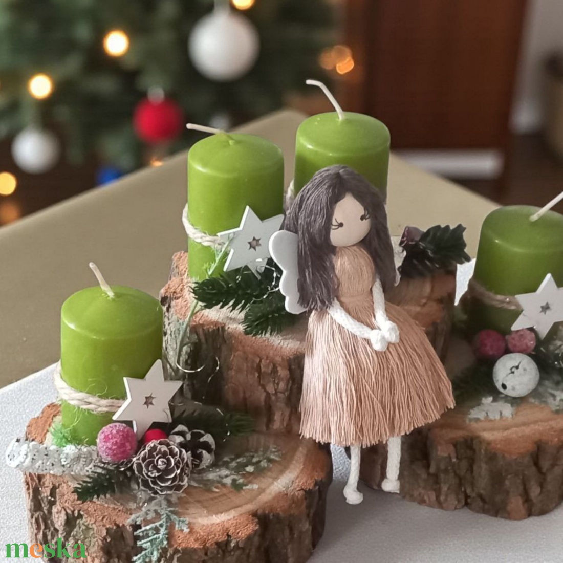 Különleges adventi koszorú fakorong alapon zöld gyertyákkal, piros-fehér díszekkel és makramé angyalkával - karácsony - adventi díszek - adventi asztaldísz - Meska.hu Különleges adventi koszorú fakorong alapon zöld gyertyákkal, piros-fehér díszekkel és makramé angyalkával - karácsony - adventi díszek - adventi asztaldísz - Meska.hu