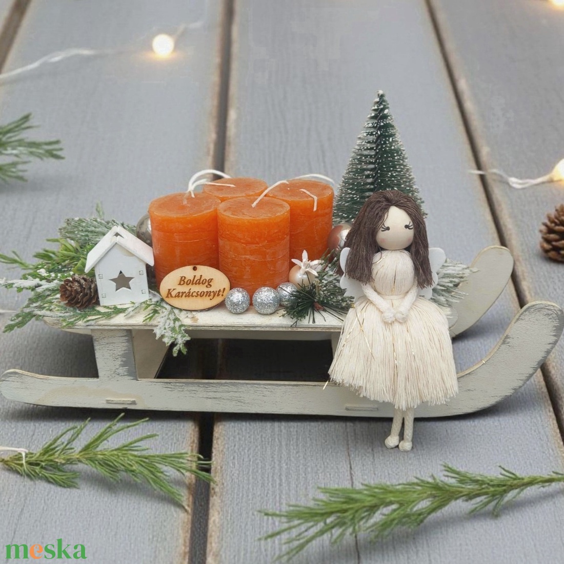 Adventi dísz fehér fa szánkón  narancs gyertyákkal és makramé angyalkával - karácsony - adventi díszek - adventi asztaldísz - Meska.hu