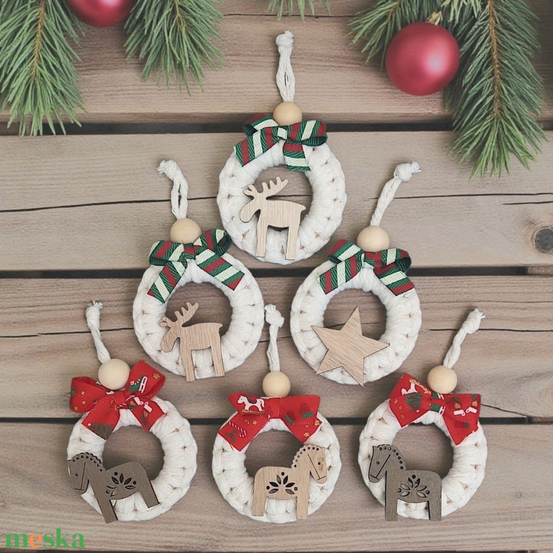 Makramé karácsonyfadísz szett  fehér, fa karikán, piros vagy zöld szalaggal - karácsony - karácsonyi lakásdekoráció - karácsonyfadíszek - Meska.hu