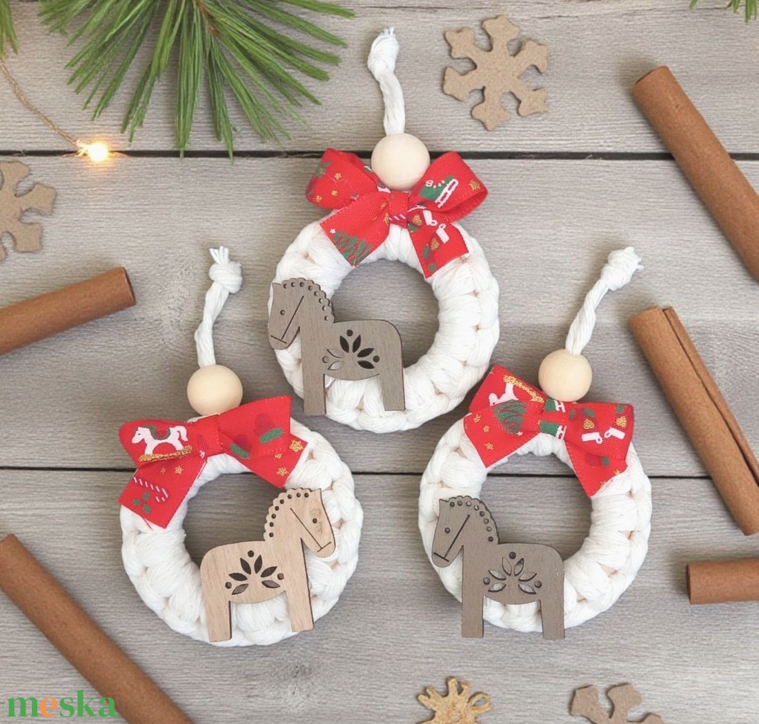 Makramé karácsonyfadísz szett  fehér, fa karikán, piros vagy zöld szalaggal - karácsony - karácsonyi lakásdekoráció - karácsonyfadíszek - Meska.hu