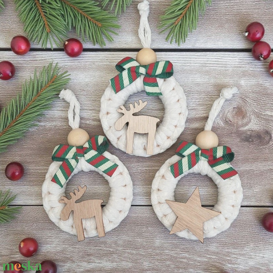 Makramé karácsonyfadísz szett  fehér, fa karikán, piros vagy zöld szalaggal - karácsony - karácsonyi lakásdekoráció - karácsonyfadíszek - Meska.hu
