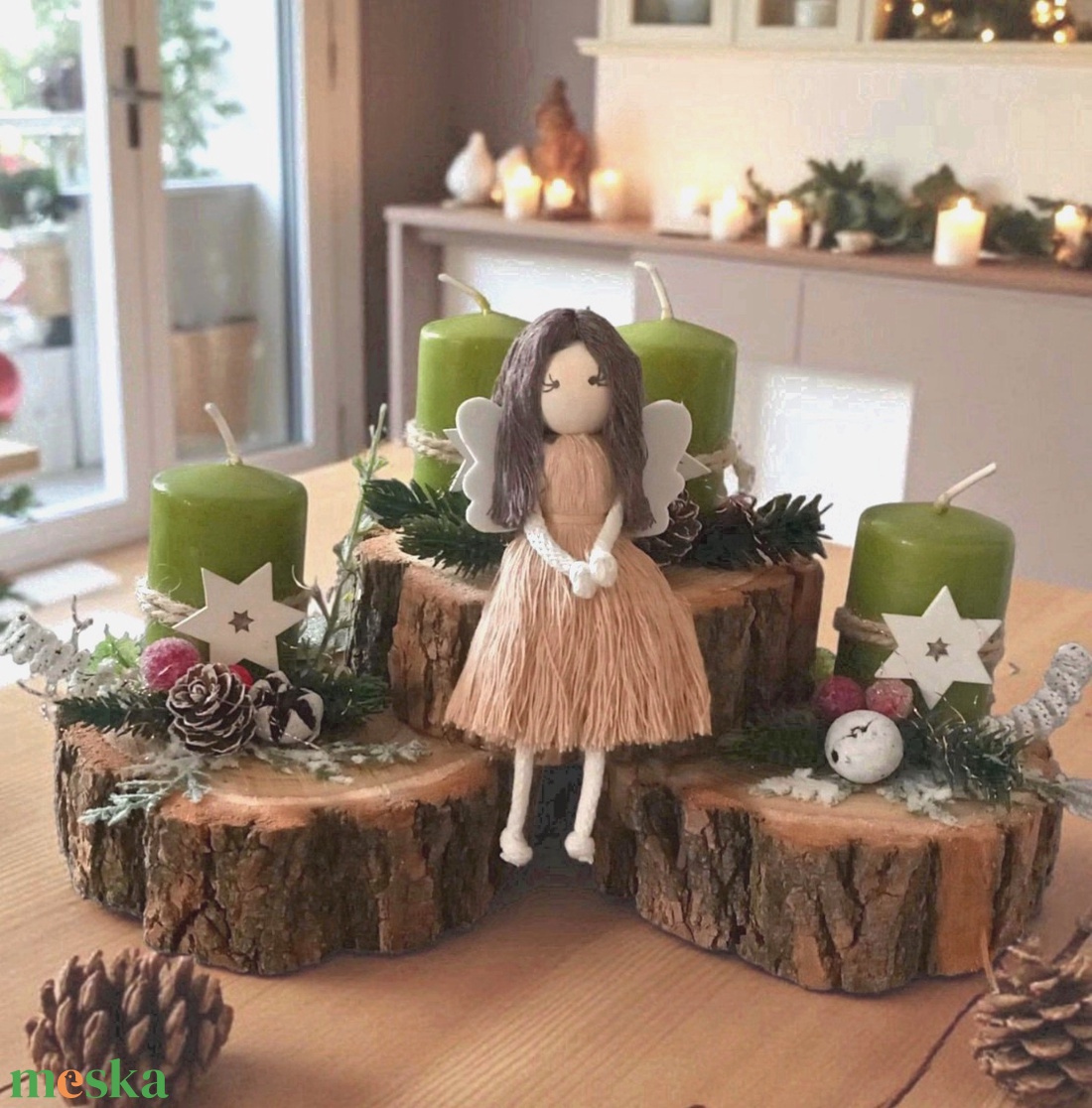 Különleges adventi koszorú fakorong alapon  zöld gyertyákkal, piros-fehér díszekkel és makramé angyalkával - karácsony - adventi díszek - adventi asztaldísz - Meska.hu