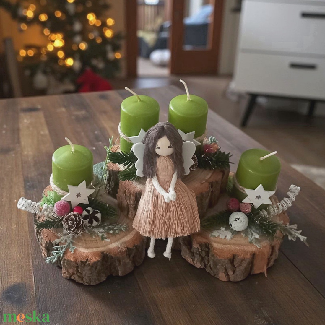 Különleges adventi koszorú fakorong alapon  zöld gyertyákkal, piros-fehér díszekkel és makramé angyalkával - karácsony - adventi díszek - adventi asztaldísz - Meska.hu