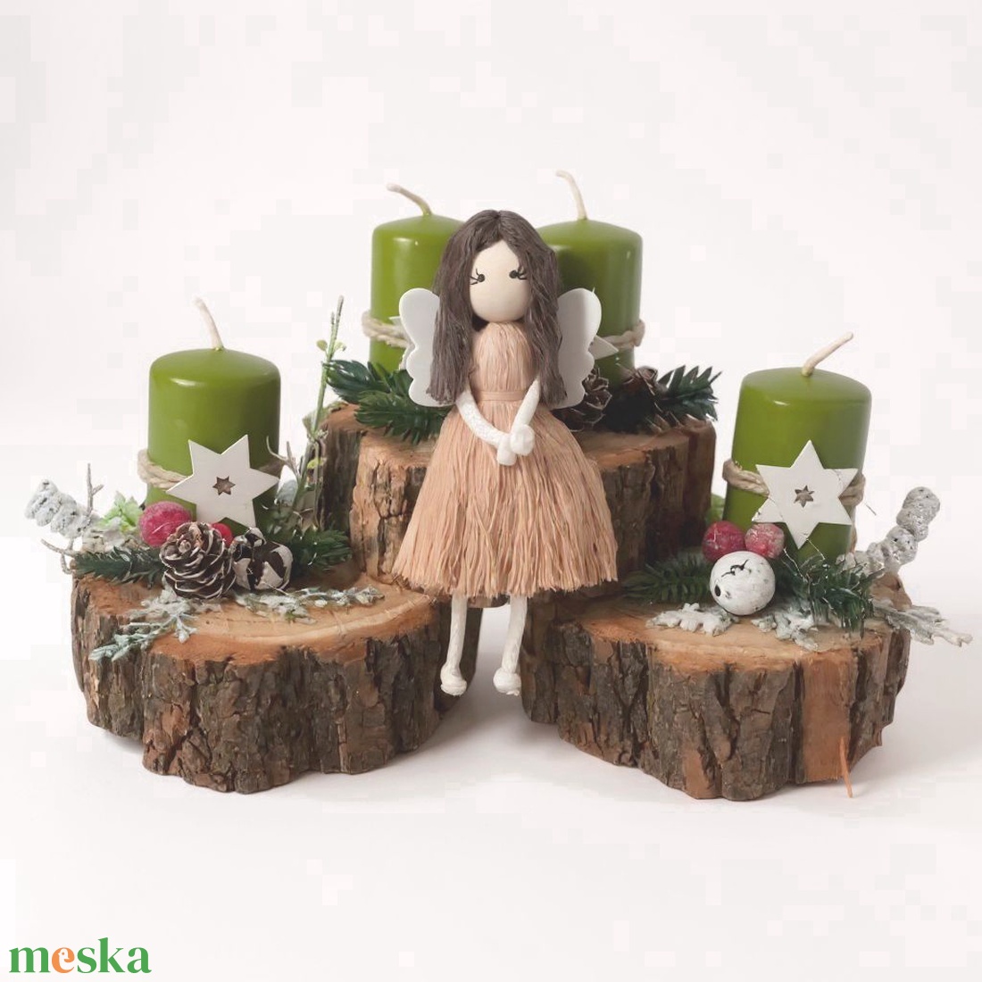 Különleges adventi koszorú fakorong alapon  zöld gyertyákkal, piros-fehér díszekkel és makramé angyalkával - karácsony - adventi díszek - adventi asztaldísz - Meska.hu