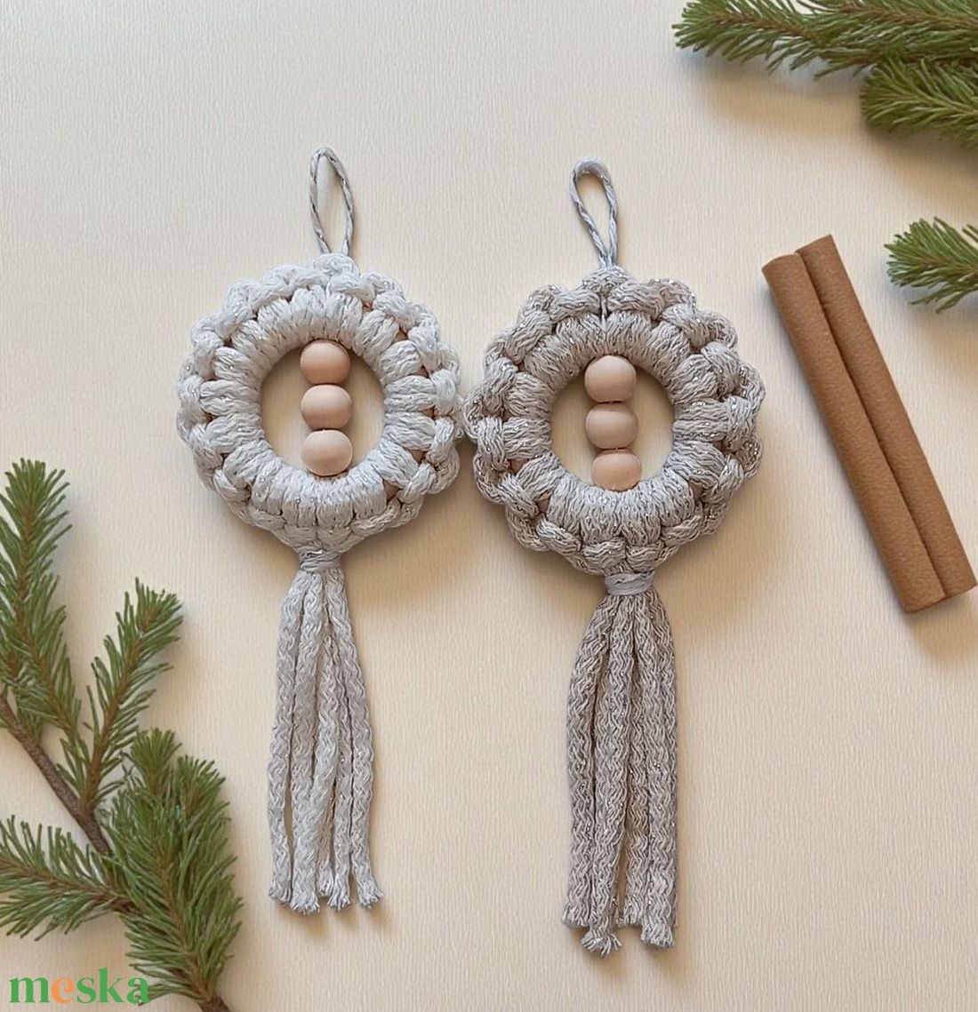 Makramé függő dísz pár  csillogó bézs, ekrü - karácsony - karácsonyi lakásdekoráció - karácsonyfadíszek - Meska.hu