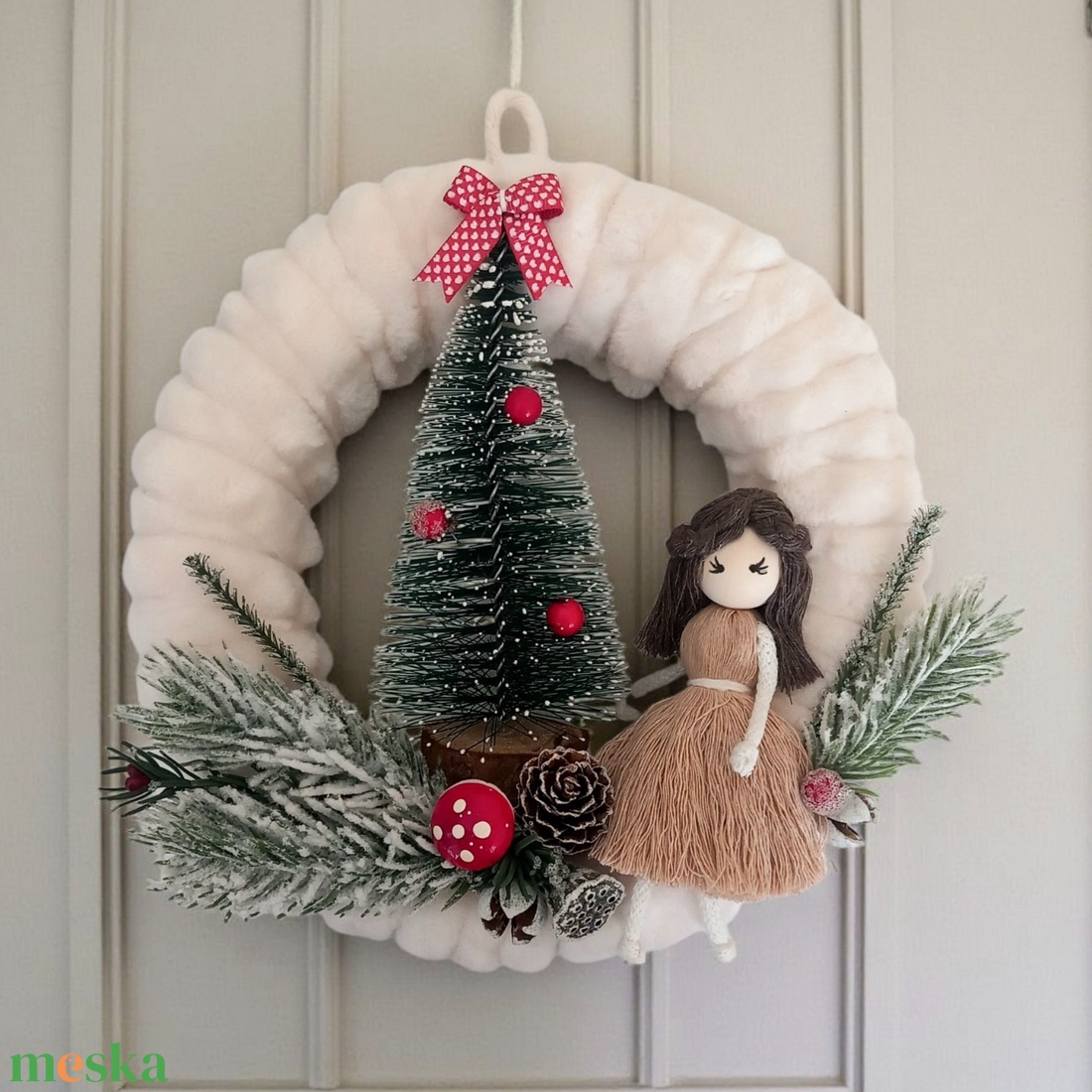 Karácsonyi ajtódísz / kopogtató makramé babával piros, fehér és zöld koszorú babával - karácsony - adventi díszek - adventi ajtódísz - Meska.hu Karácsonyi ajtódísz / kopogtató makramé babával piros, fehér és zöld koszorú babával - karácsony - adventi díszek - adventi ajtódísz - Meska.hu
