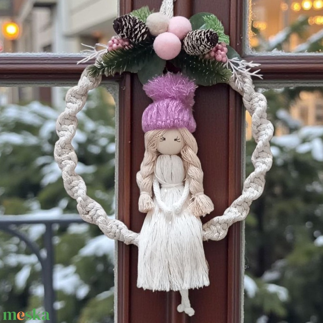 Lila sapkás makramé baba  karácsonyi falidísz aranyszálas ruhában - karácsony - karácsonyi lakásdekoráció - karácsonyi lakásdíszek - Meska.hu