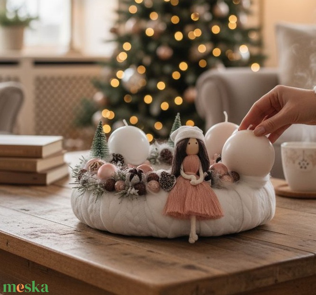 Adventi koszorú sapkás makramé babával rózsaszín és rózsaarany díszítéssel, 25 cm - karácsony - adventi díszek - adventi asztaldísz - Meska.hu Adventi koszorú sapkás makramé babával rózsaszín és rózsaarany díszítéssel, 25 cm - karácsony - adventi díszek - adventi asztaldísz - Meska.hu