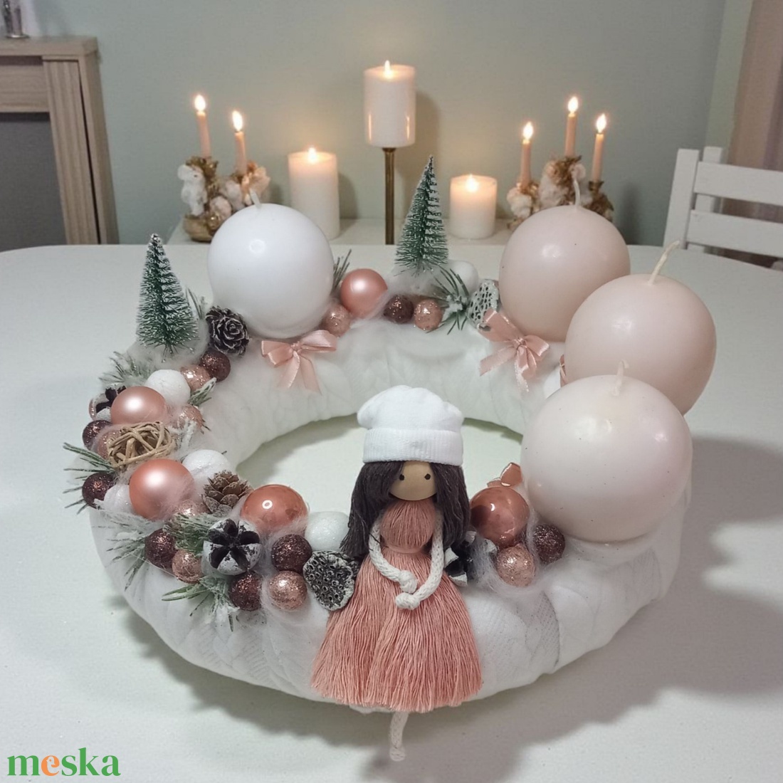 Adventi koszorú sapkás makramé babával rózsaszín és rózsaarany díszítéssel, 25 cm - karácsony - adventi díszek - adventi asztaldísz - Meska.hu Adventi koszorú sapkás makramé babával rózsaszín és rózsaarany díszítéssel, 25 cm - karácsony - adventi díszek - adventi asztaldísz - Meska.hu