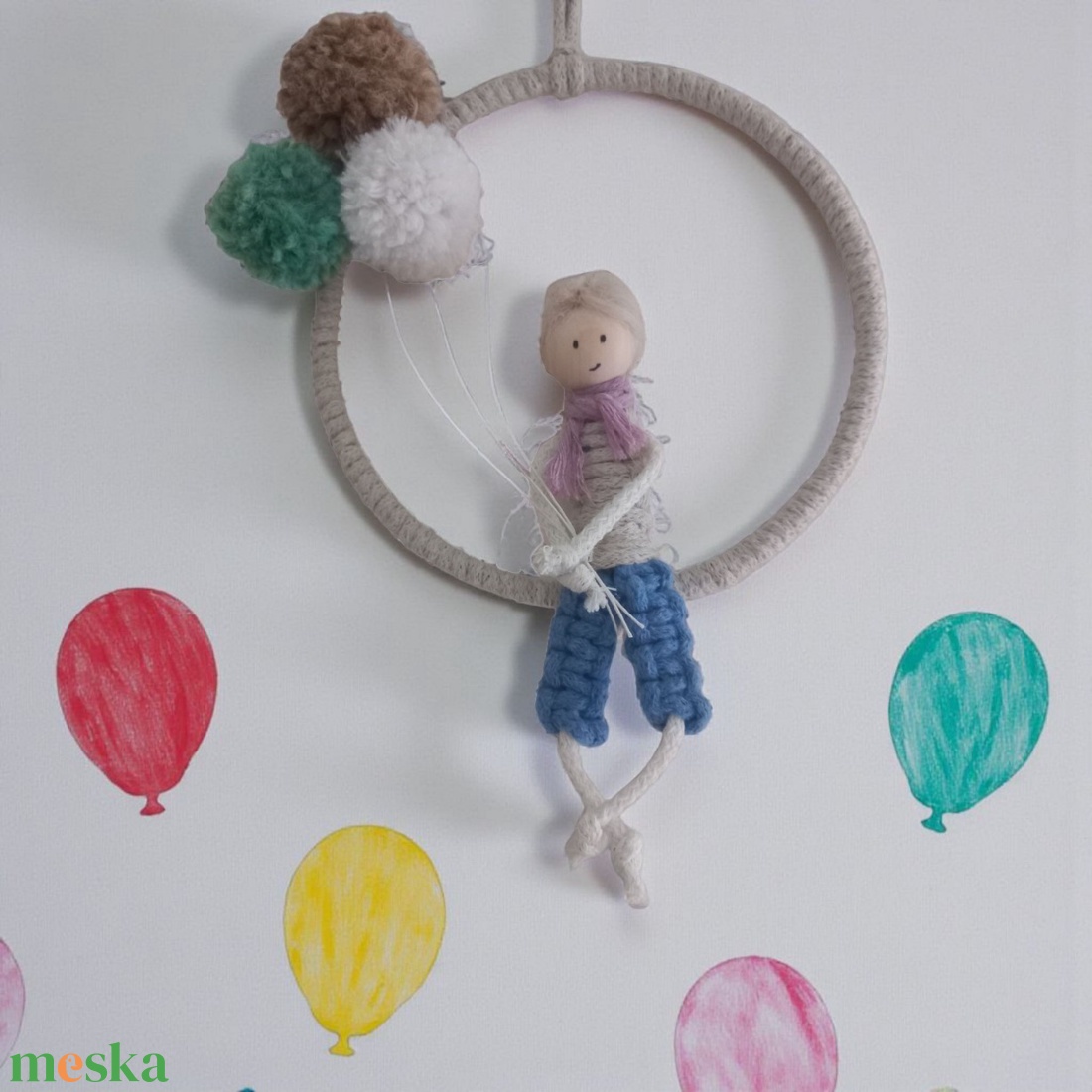  Makramé kisfiú fonott karikán  lufis dekoráció (személyre szabható színekben) - otthon & életmód - dekoráció - fali és függő dekoráció - falra akasztható dekor - Meska.hu