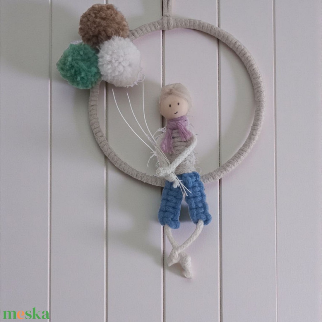  Makramé kisfiú fonott karikán  lufis dekoráció (személyre szabható színekben) - otthon & életmód - dekoráció - fali és függő dekoráció - falra akasztható dekor - Meska.hu