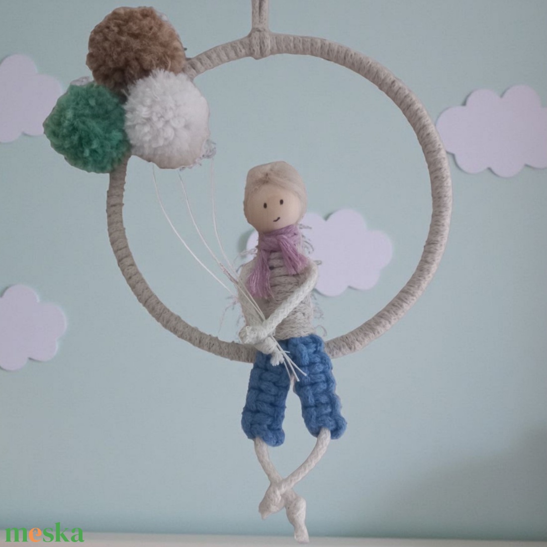  Makramé kisfiú fonott karikán  lufis dekoráció (személyre szabható színekben) - otthon & életmód - dekoráció - fali és függő dekoráció - falra akasztható dekor - Meska.hu
