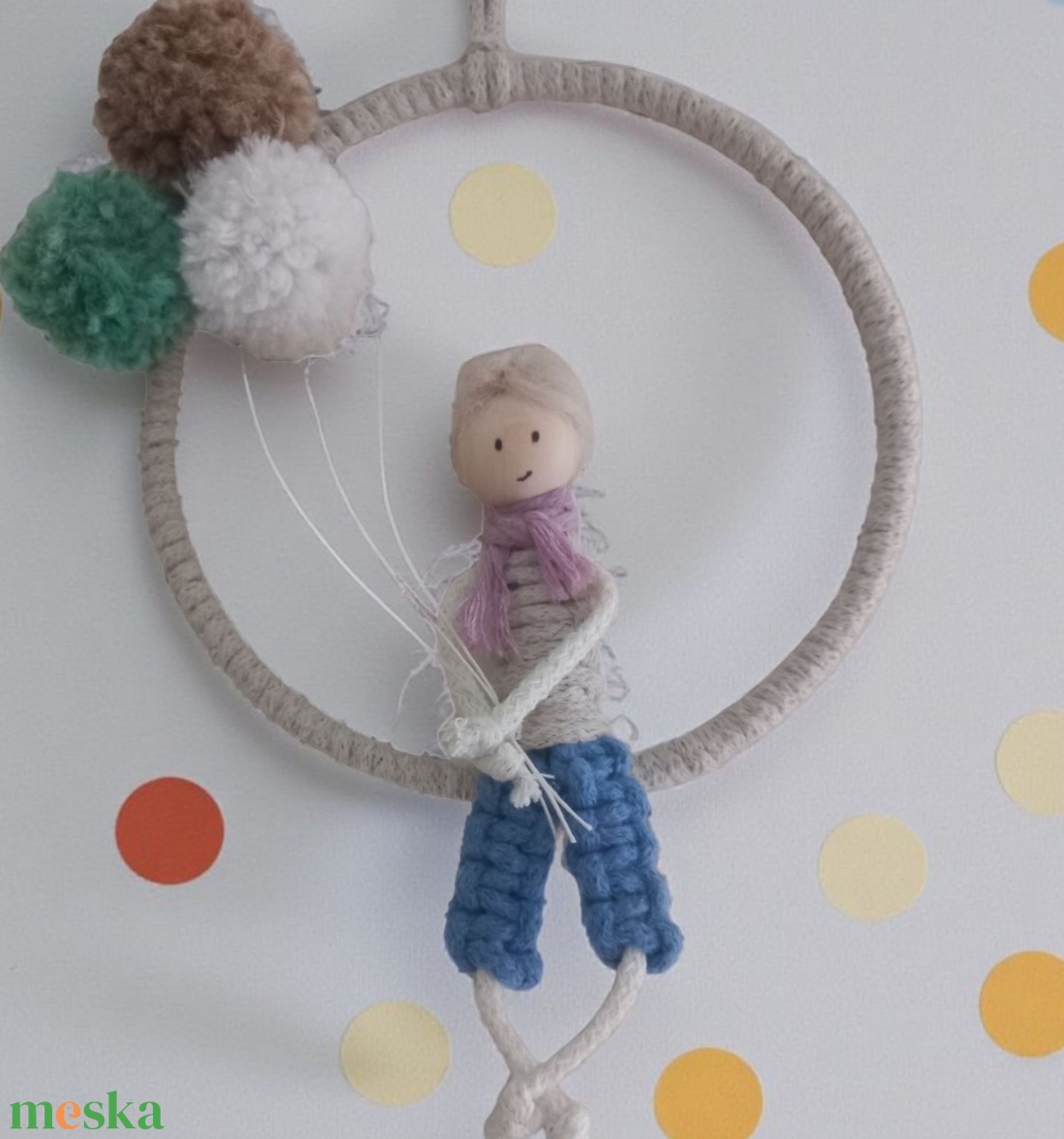  Makramé kisfiú fonott karikán  lufis dekoráció (személyre szabható színekben) - otthon & életmód - dekoráció - fali és függő dekoráció - falra akasztható dekor - Meska.hu