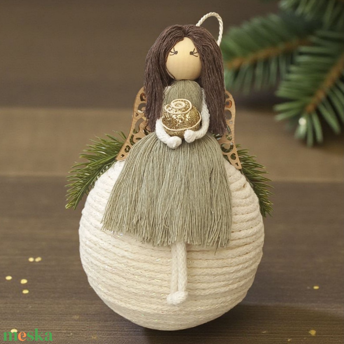 Makramé angyal karácsonyfadísz  fenyővel, fa szárnyakkal és ünnepi masnival - karácsony - karácsonyi lakásdekoráció - karácsonyfadíszek - Meska.hu