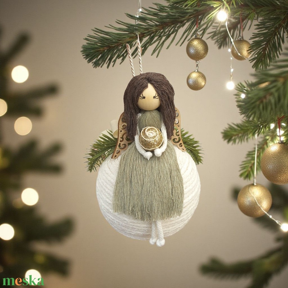 Makramé angyal karácsonyfadísz  fenyővel, fa szárnyakkal és ünnepi masnival - karácsony - karácsonyi lakásdekoráció - karácsonyfadíszek - Meska.hu