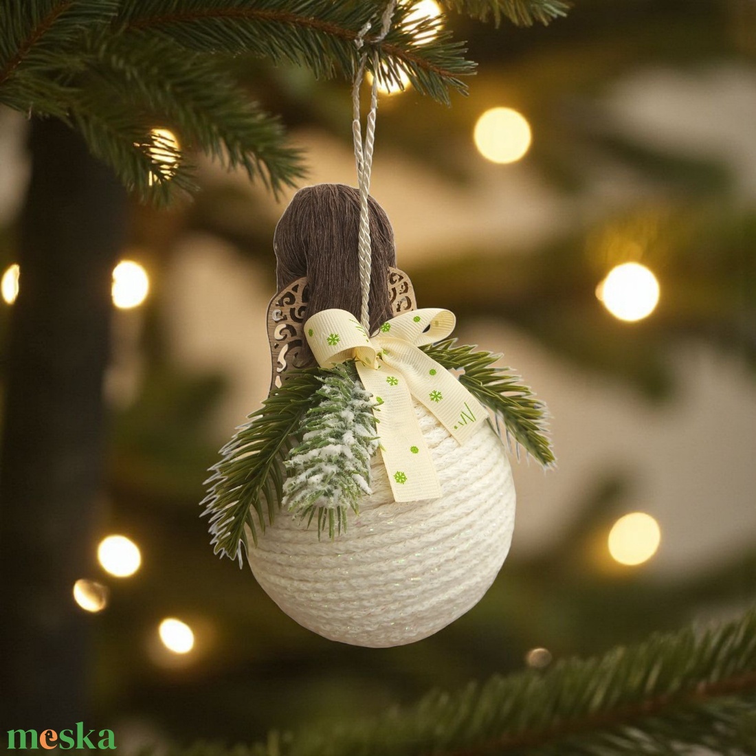 Makramé angyal karácsonyfadísz  fenyővel, fa szárnyakkal és ünnepi masnival - karácsony - karácsonyi lakásdekoráció - karácsonyfadíszek - Meska.hu