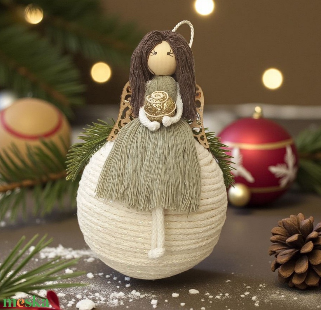 Makramé angyal karácsonyfadísz  fenyővel, fa szárnyakkal és ünnepi masnival - karácsony - karácsonyi lakásdekoráció - karácsonyfadíszek - Meska.hu