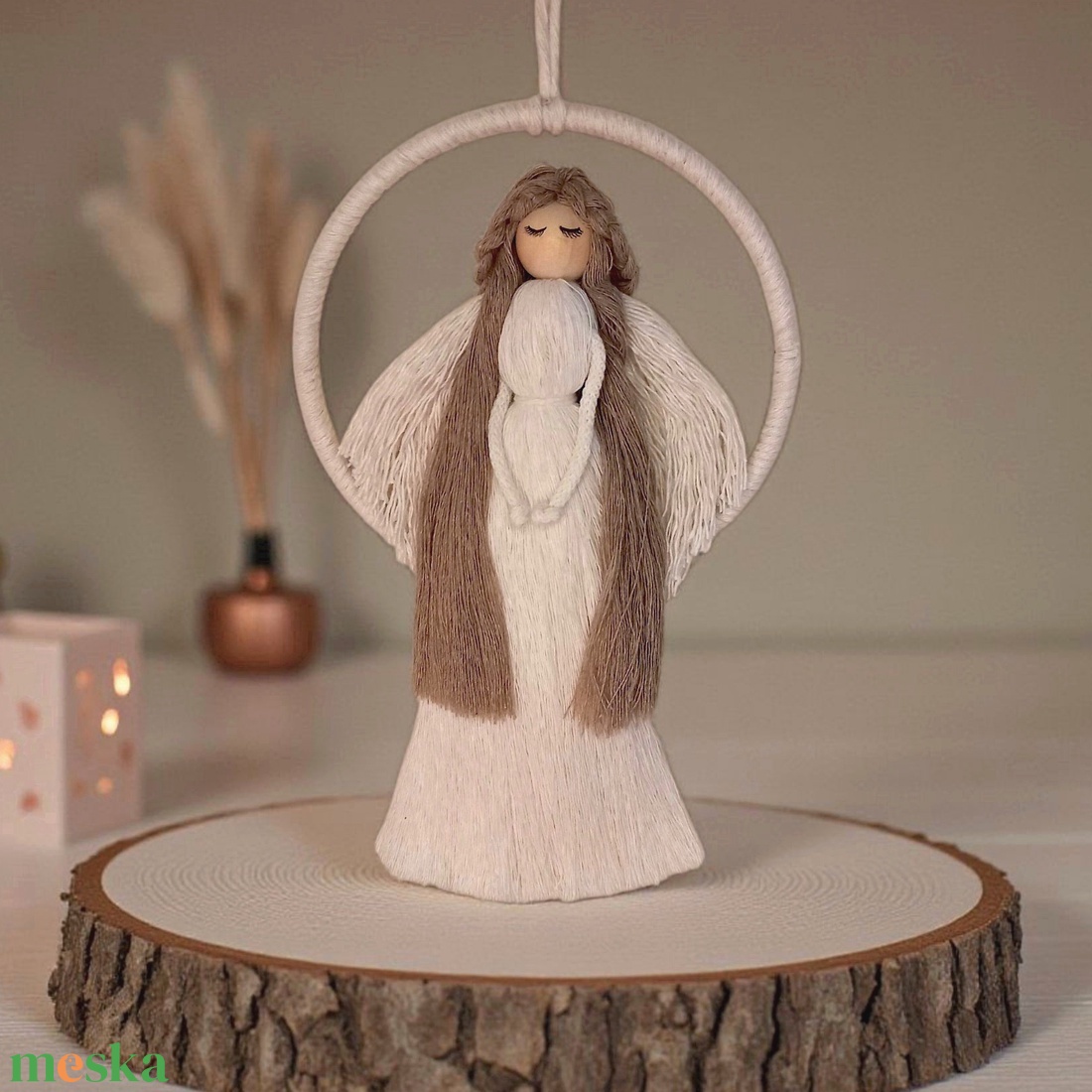 Makramé angyal falidísz  hosszú fehér ruhás, fonal szárnyas angyal makramé karikán - karácsony - karácsonyi lakásdekoráció - karácsonyi lakásdíszek - Meska.hu