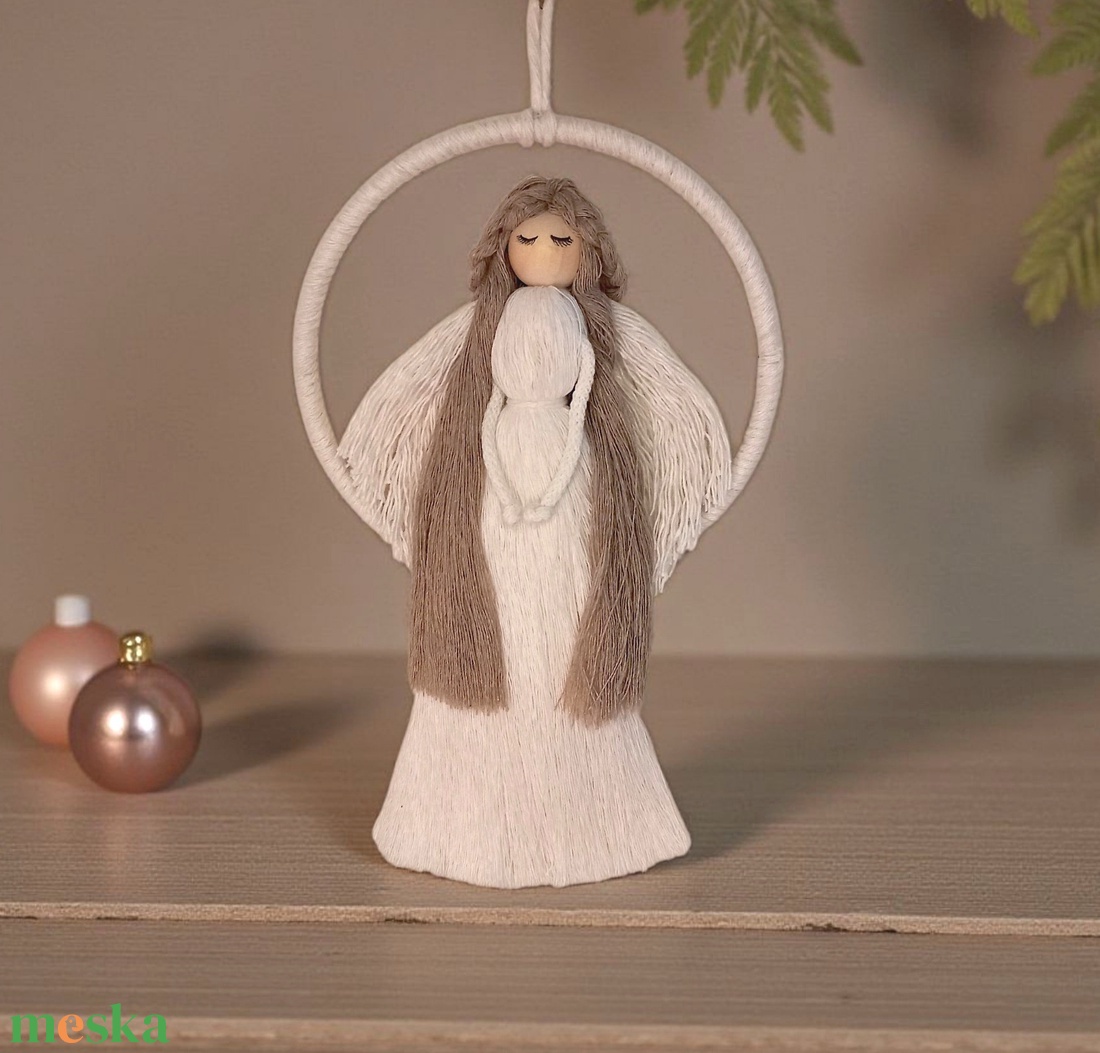 Makramé angyal falidísz  hosszú fehér ruhás, fonal szárnyas angyal makramé karikán - karácsony - karácsonyi lakásdekoráció - karácsonyi lakásdíszek - Meska.hu