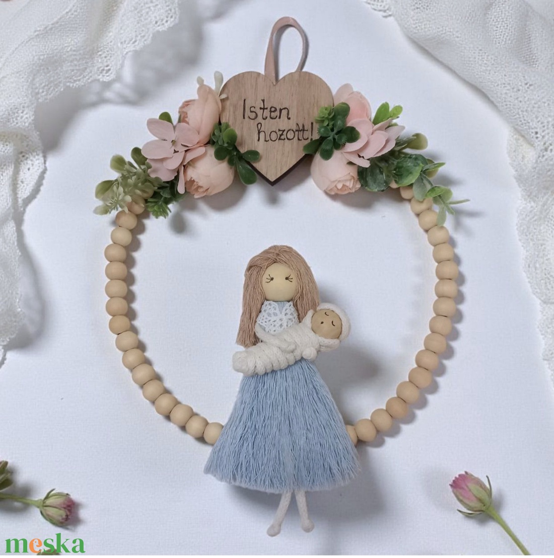 Makramé babaváró ajándék  személyre szabható figura babával, Isten hozott felirattal, barack virágokkal díszítve - otthon & életmód - babaszoba, gyerekszoba - babaszoba dekoráció - Meska.hu Makramé babaváró ajándék  személyre szabható figura babával, Isten hozott felirattal, barack virágokkal díszítve - otthon & életmód - babaszoba, gyerekszoba - babaszoba dekoráció - Meska.hu