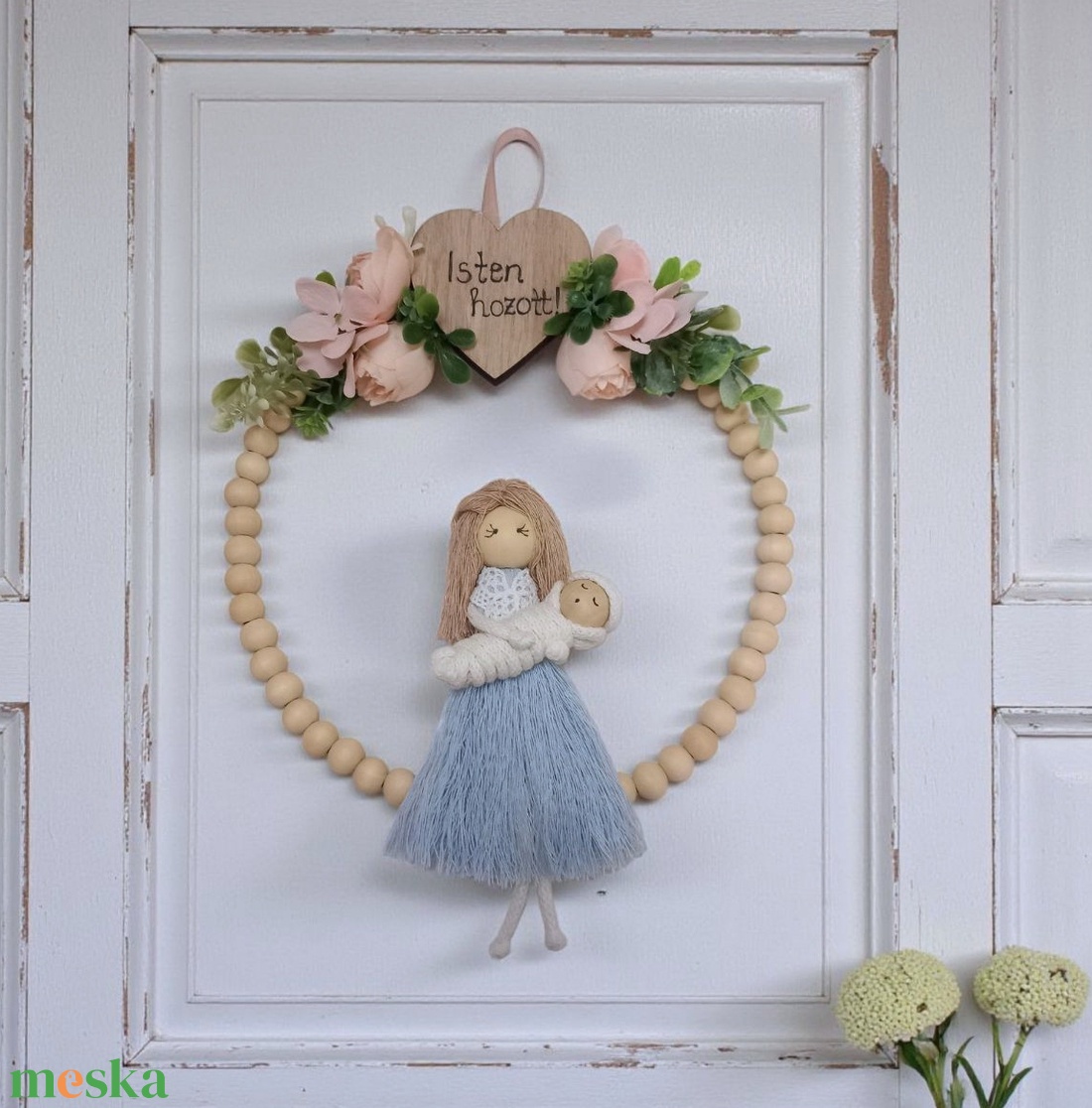 Makramé babaváró ajándék  személyre szabható figura babával, Isten hozott felirattal, barack virágokkal díszítve - otthon & életmód - babaszoba, gyerekszoba - babaszoba dekoráció - Meska.hu Makramé babaváró ajándék  személyre szabható figura babával, Isten hozott felirattal, barack virágokkal díszítve - otthon & életmód - babaszoba, gyerekszoba - babaszoba dekoráció - Meska.hu