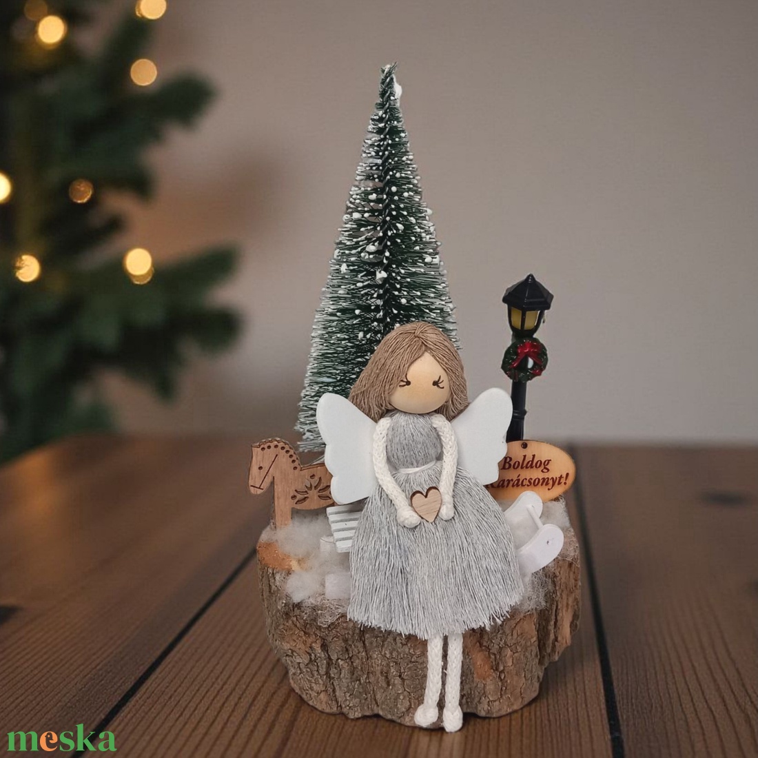 Makramé angyalka szánkón  karácsonyi asztaldísz fa korongon - karácsony - karácsonyi lakásdekoráció - ünnepi asztaldekoráció - Meska.hu