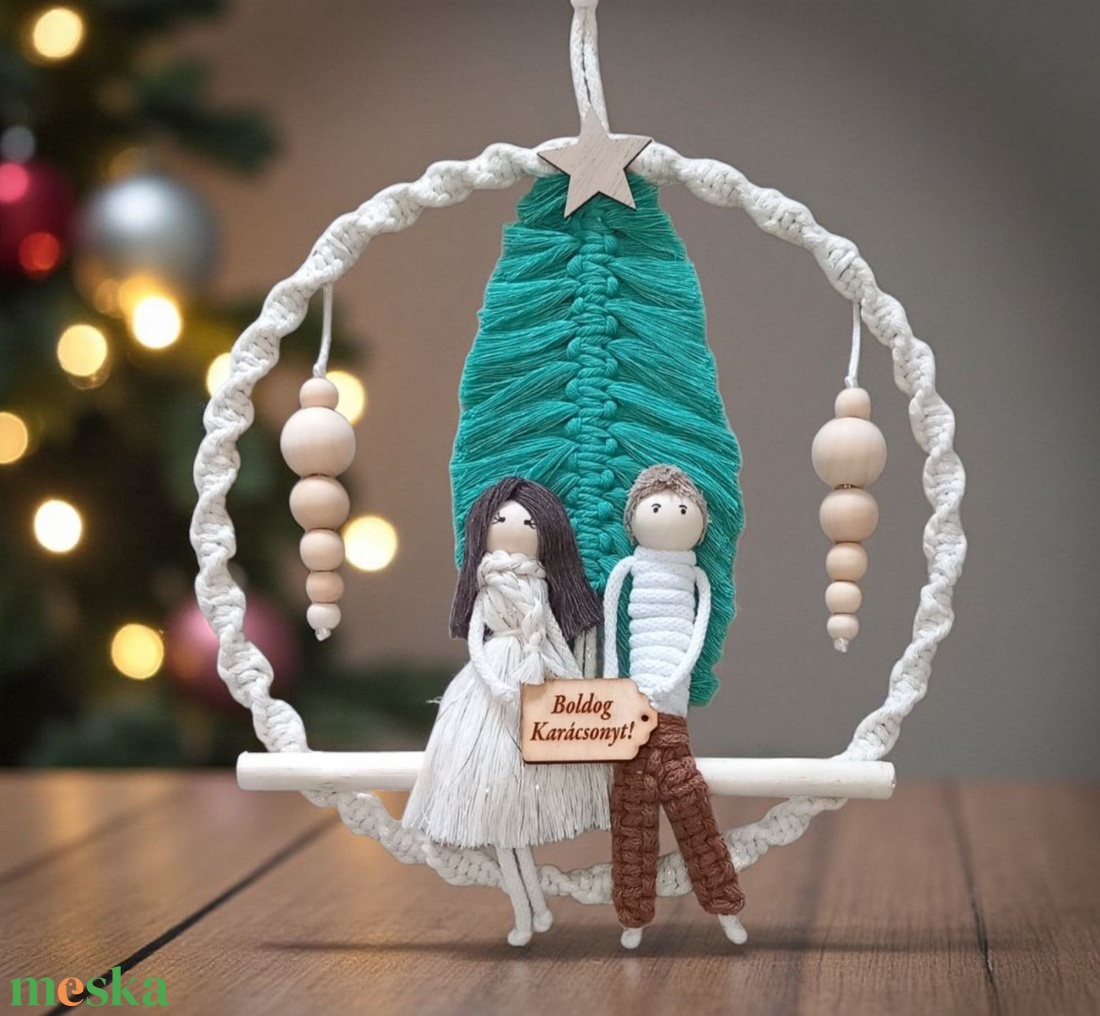 Személyre szabható makramé pár  karácsonyi ajándék fenyőfával és Boldog Karácsonyt táblácskával - karácsony - karácsonyi lakásdekoráció - karácsonyi lakásdíszek - Meska.hu Személyre szabható makramé pár  karácsonyi ajándék fenyőfával és Boldog Karácsonyt táblácskával - karácsony - karácsonyi lakásdekoráció - karácsonyi lakásdíszek - Meska.hu