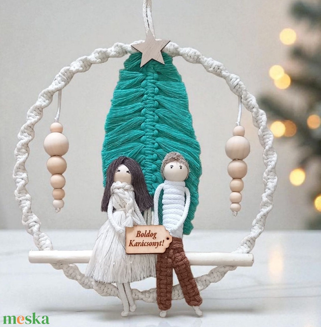 Személyre szabható makramé pár  karácsonyi ajándék fenyőfával és Boldog Karácsonyt táblácskával - karácsony - karácsonyi lakásdekoráció - karácsonyi lakásdíszek - Meska.hu Személyre szabható makramé pár  karácsonyi ajándék fenyőfával és Boldog Karácsonyt táblácskával - karácsony - karácsonyi lakásdekoráció - karácsonyi lakásdíszek - Meska.hu