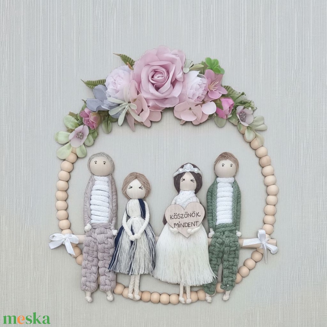 Szülőköszöntő falidísz esküvőre  személyre szabott makramé figurák fagyöngy karikán, virágdíszítéssel - esküvő - emlék & ajándék - szülőköszöntő ajándék - Meska.hu