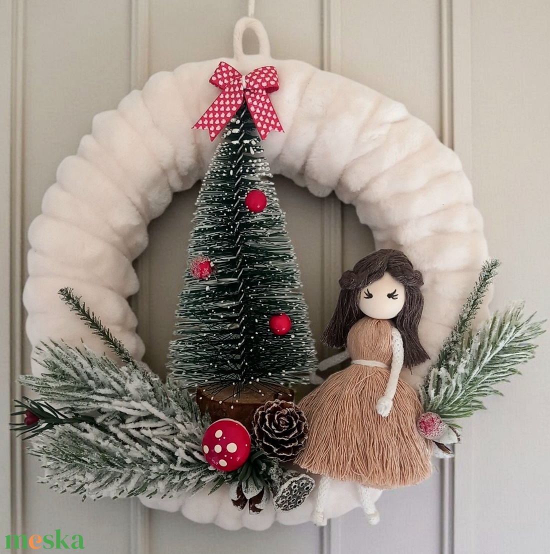 Karácsonyi ajtódísz / kopogtató makramé babával � piros, fehér és zöld koszorú babával - karácsony - adventi díszek - adventi ajtódísz - Meska.hu