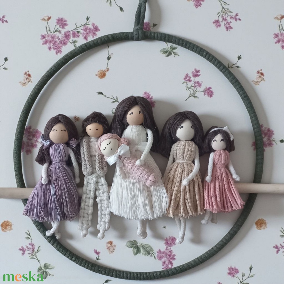 Karácsonyi ajándék  személyre szabott makramé családi portré karikán (25 cm) - karácsony - karácsonyi lakásdekoráció - karácsonyi lakásdíszek - Meska.hu