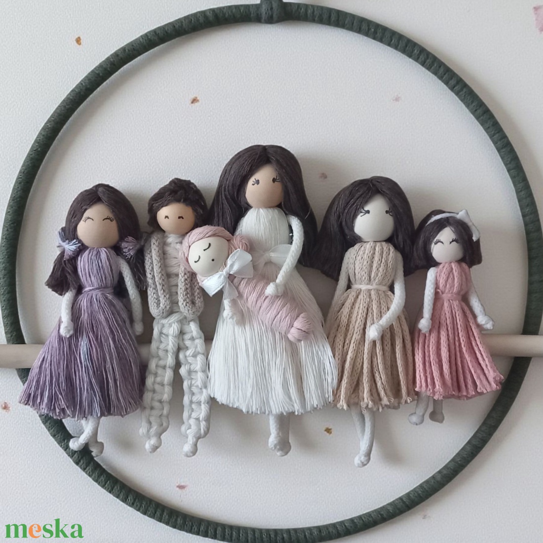 Karácsonyi ajándék  személyre szabott makramé családi portré karikán (25 cm) - karácsony - karácsonyi lakásdekoráció - karácsonyi lakásdíszek - Meska.hu