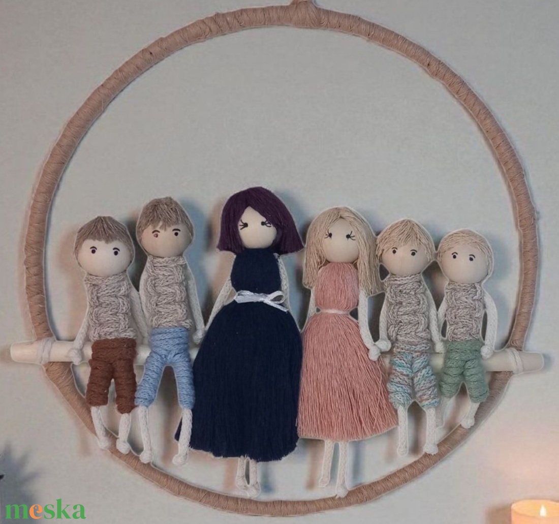 Karácsonyi ajándék  személyre szabott makramé családi portré karikán (25 cm) - karácsony - karácsonyi lakásdekoráció - karácsonyi lakásdíszek - Meska.hu