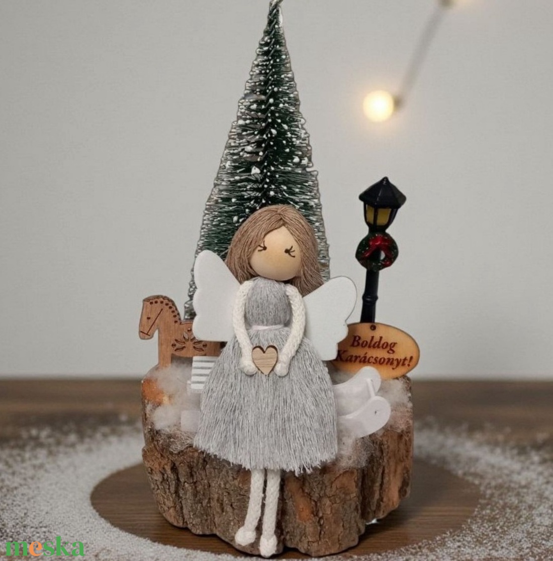 Makramé angyalka szánkón  karácsonyi asztaldísz fa korongon - karácsony - karácsonyi lakásdekoráció - ünnepi asztaldekoráció - Meska.hu